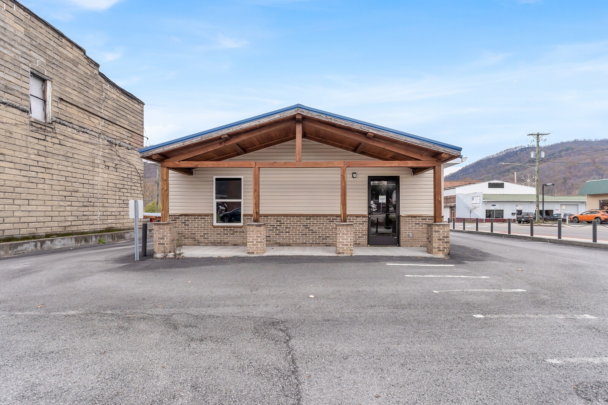 11 E 5th St N, Big Stone Gap, VA for sale Primary Photo- Image 1 of 1