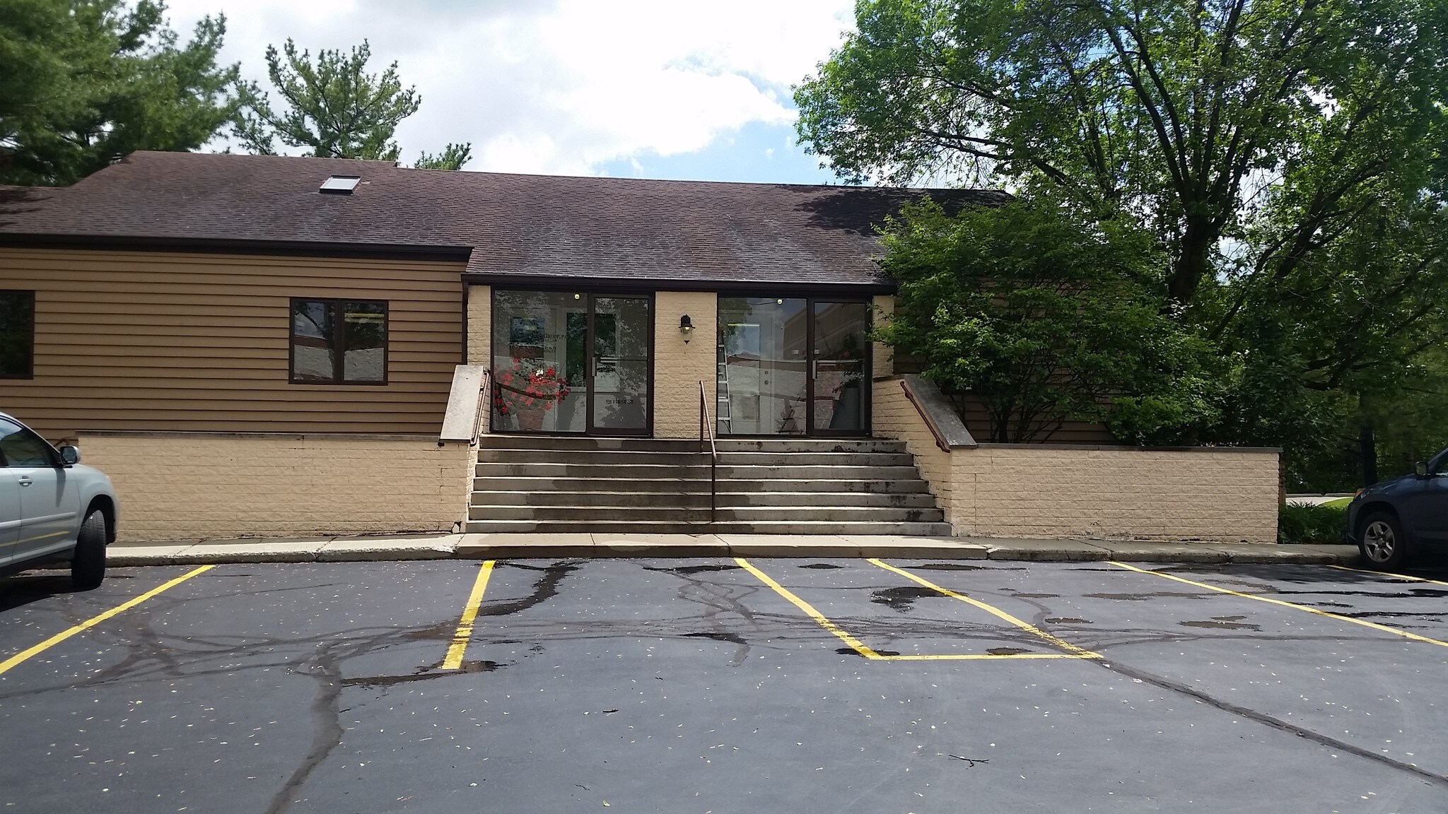 555 1st St, Columbus, IN for sale Primary Photo- Image 1 of 1