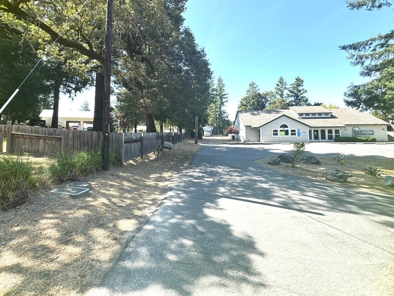 200 Alderpoint Rd, Garberville, CA for sale - Building Photo - Image 3 of 9