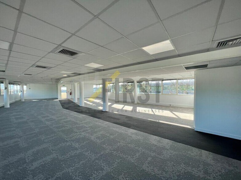 Office in Valbonne for lease - Building Photo - Image 2 of 12