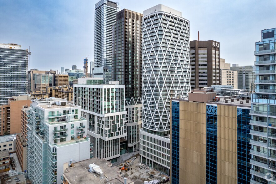 230 Simcoe St, Toronto, ON for lease - Primary Photo - Image 1 of 4