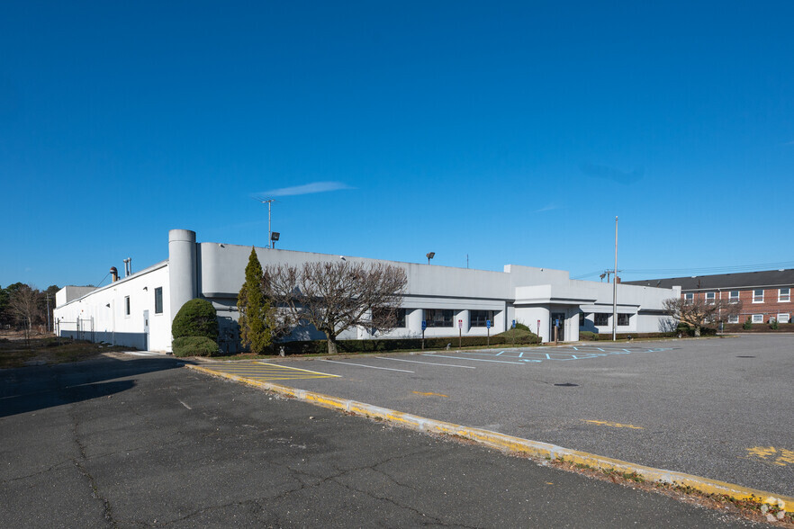 1560 Fifth Ave, Bay Shore, NY for sale - Primary Photo - Image 1 of 1