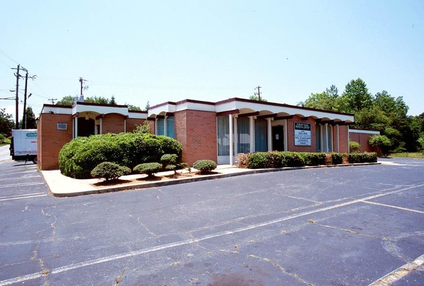 1019 Astor Ave, Forest Park, GA for sale - Building Photo - Image 2 of 11