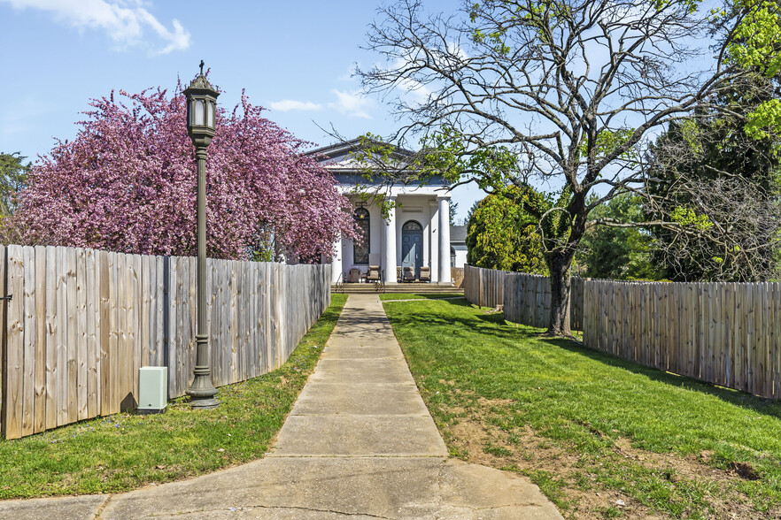 18 Stone Chapel Ln, Pikesville, MD for sale - Building Photo - Image 2 of 8