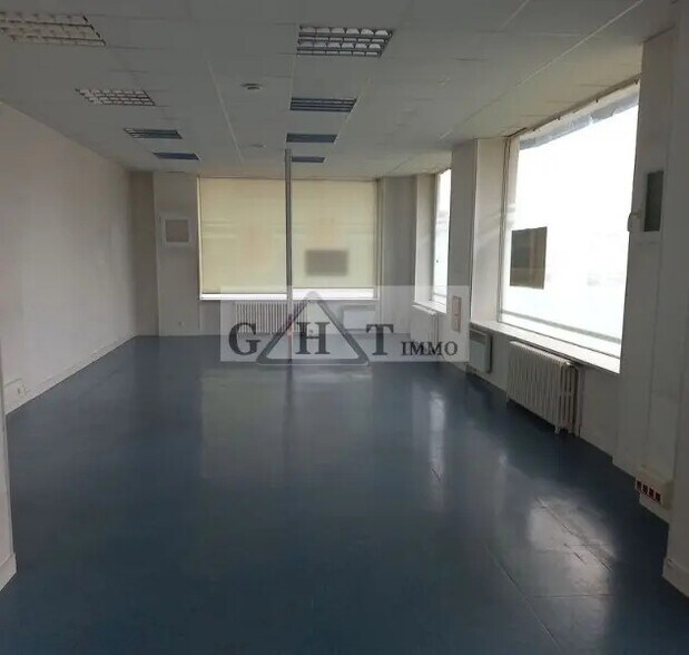 Retail in Melun for lease - Interior Photo - Image 2 of 2