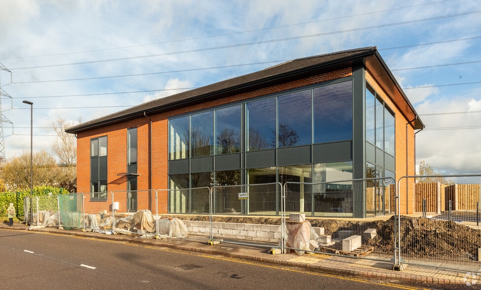 Units 1-4 Broadgate, Oldham for sale - Primary Photo - Image 1 of 1