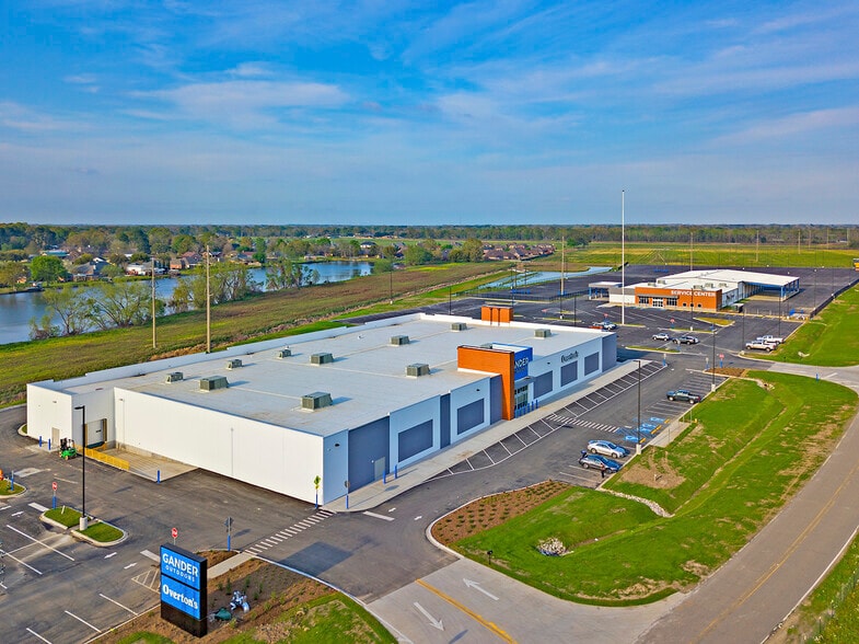 2314 N Frontage Rd, Breaux Bridge, LA for lease - Building Photo - Image 1 of 5