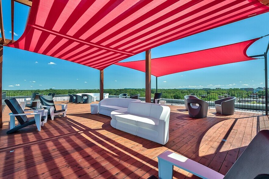 2-14 Boul Désaulniers, Saint-lambert, QC for lease - Building Photo - Image 3 of 9