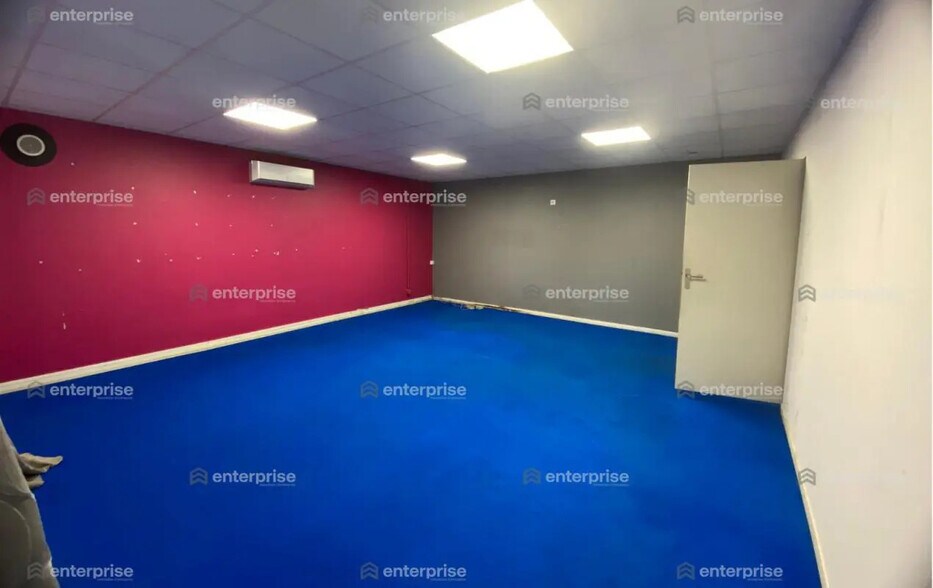 Retail in Beauvais for lease - Interior Photo - Image 3 of 6