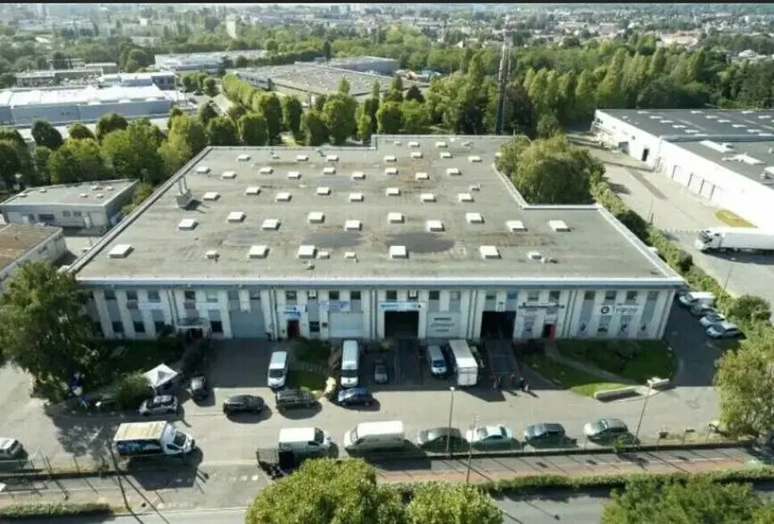 Office in Sarcelles for lease - Aerial - Image 2 of 5