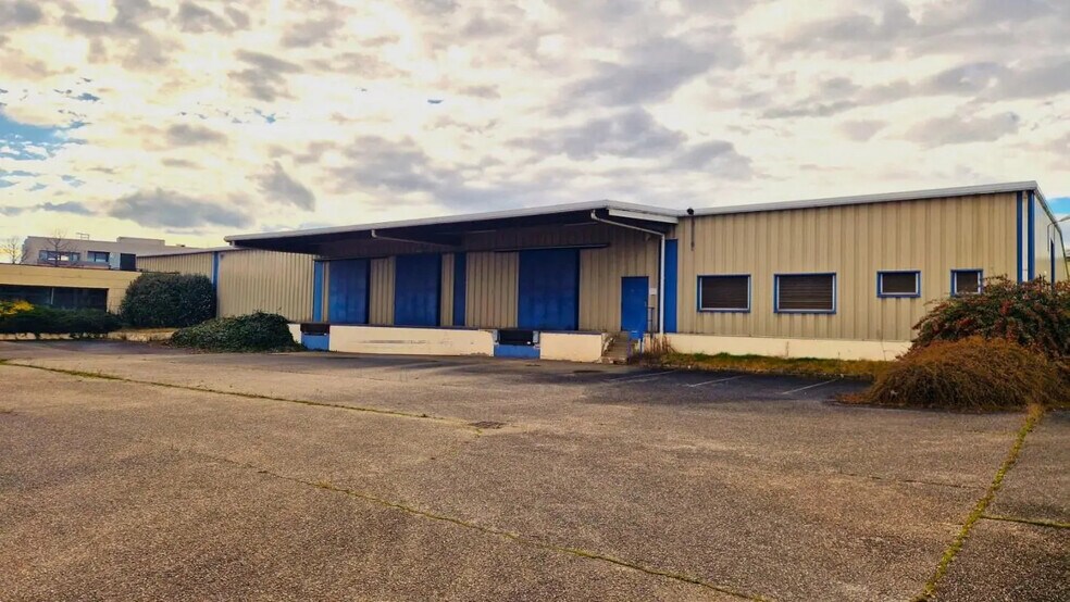 14 Rue De Bretagne, Saint-Quentin-Fallavier for sale - Building Photo - Image 1 of 11