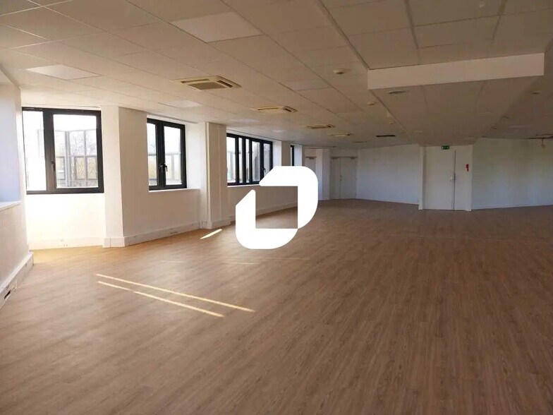 12 Rue Du Fort De Saint-Cyr, Montigny-le-Bretonneux for lease - Interior Photo - Image 3 of 7