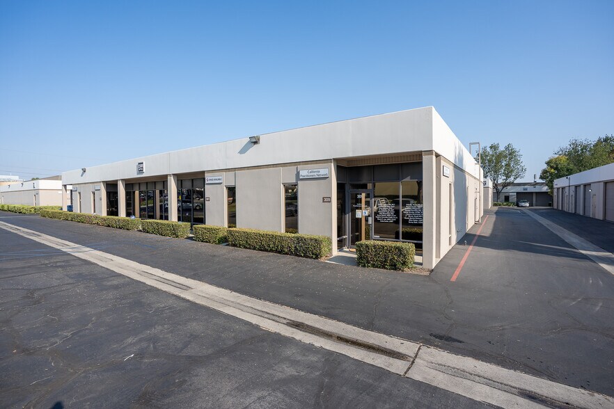 2599 E 28th St, Signal Hill, CA for lease - Building Photo - Image 2 of 21