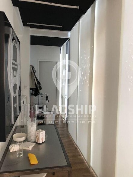 Retail in Paris for lease - Interior Photo - Image 2 of 6