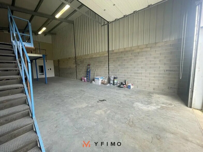 Flex in Ecquevilly for lease - Interior Photo - Image 2 of 5