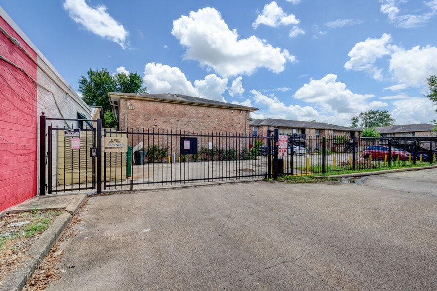 5704 Edgemoor Dr, Houston, TX for sale - Building Photo - Image 1 of 11