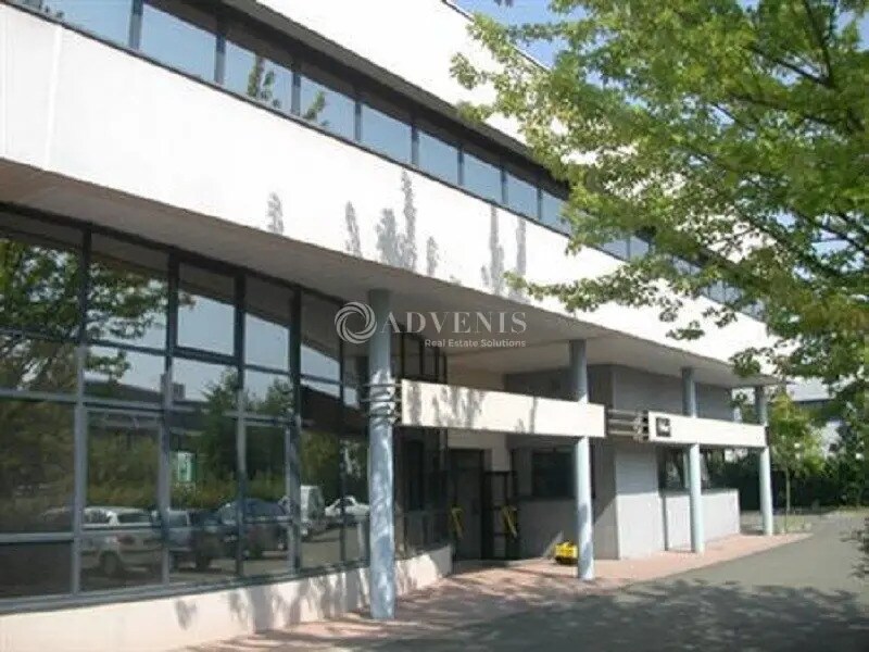 Office in Plaisir for lease Building Photo- Image 1 of 6