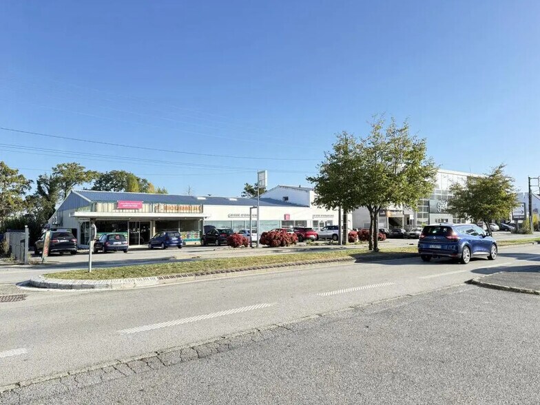 Retail in Vannes for lease - Building Photo - Image 1 of 3