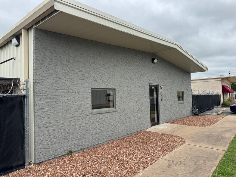 9901 E 46th Pl, Tulsa, OK for sale - Building Photo - Image 3 of 18