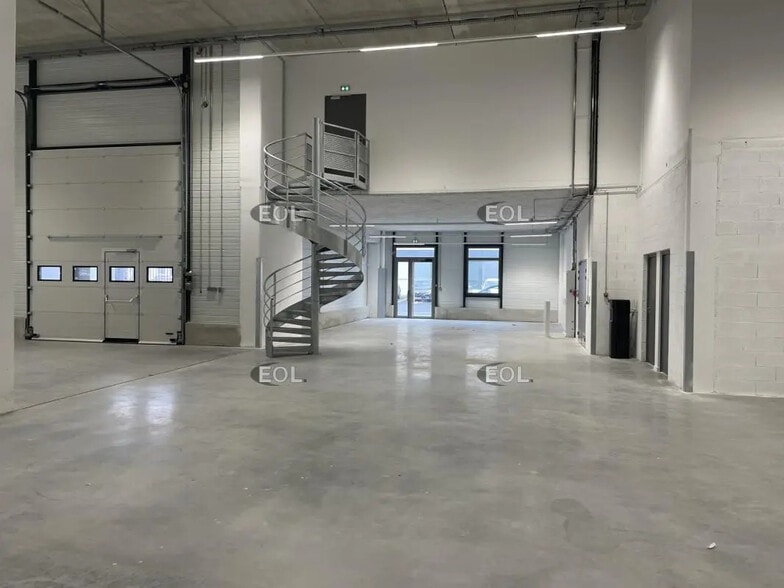 Flex in Nanterre for lease - Building Photo - Image 3 of 14