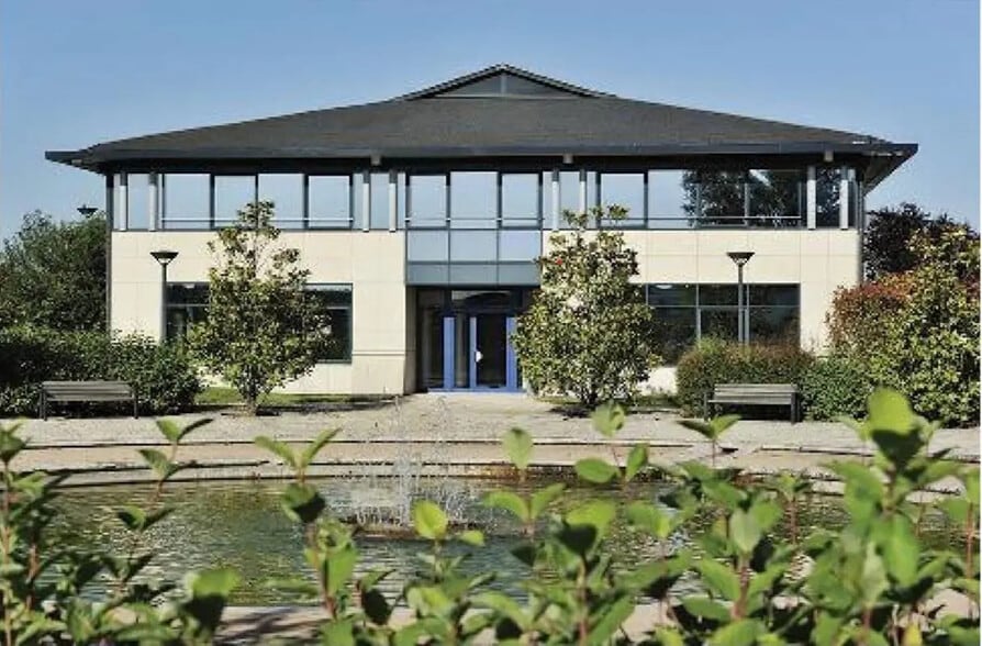 Flex in Trappes for lease - Building Photo - Image 1 of 5