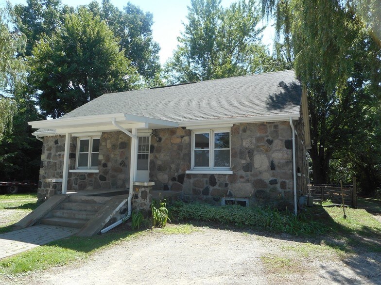 725 Mason Rd, Howell, MI 48843