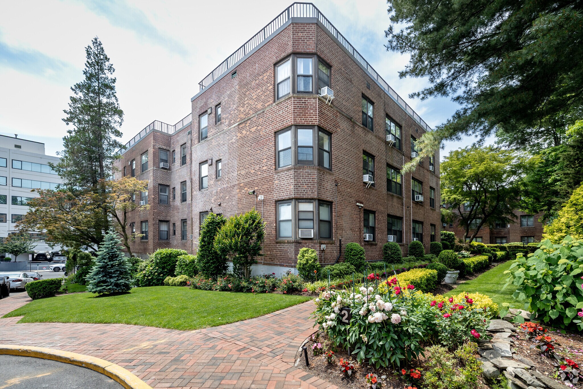 4 Town House Pl, Great Neck, NY for sale Primary Photo- Image 1 of 1