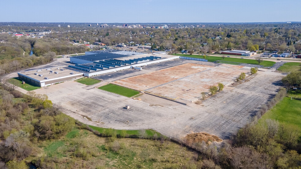 4000 Auburn St, Rockford, IL for lease - Building Photo - Image 2 of 18