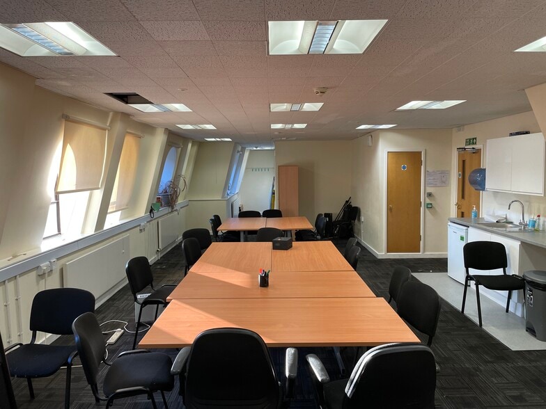 115 High St, Croydon for lease - Interior Photo - Image 3 of 9