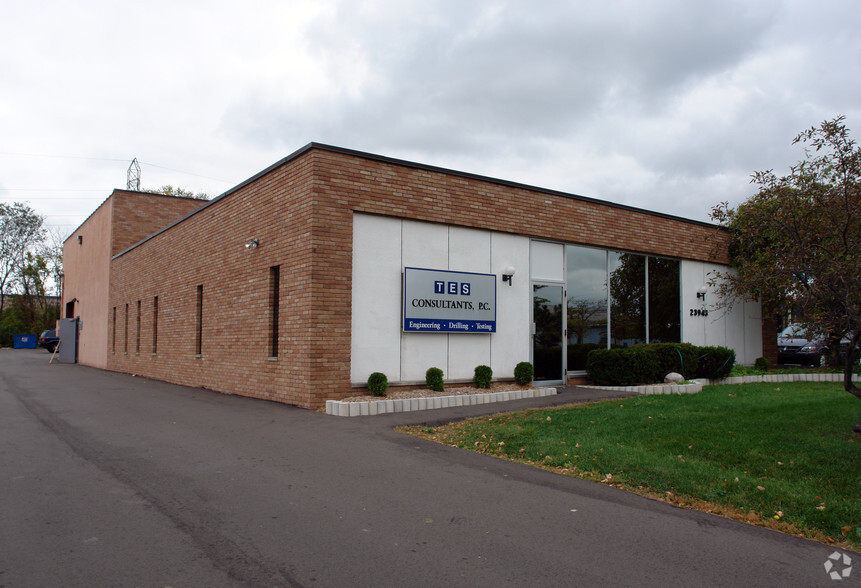 23943 Industrial Park Dr, Farmington Hills, MI for lease - Primary Photo - Image 1 of 3