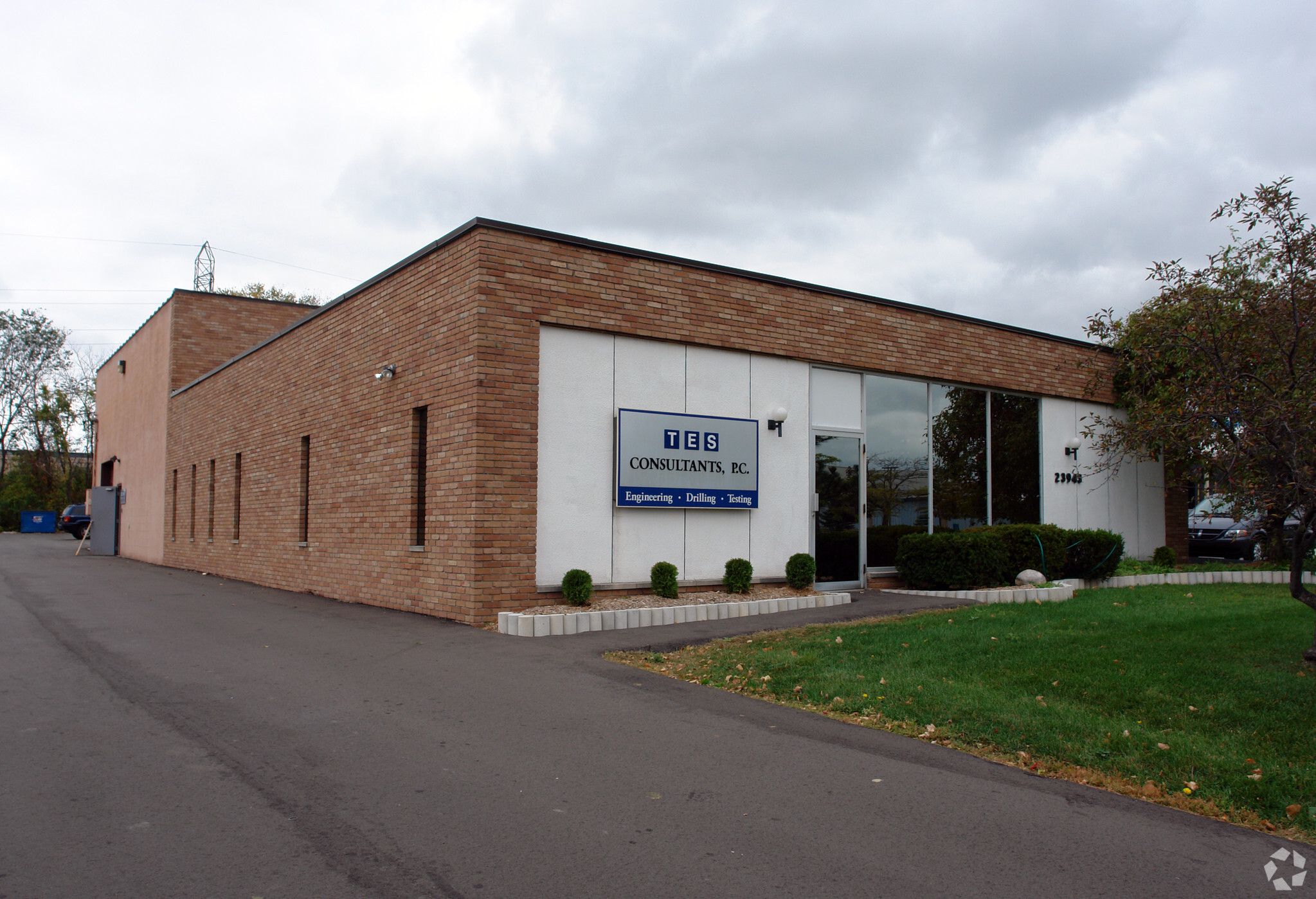 23943 Industrial Park Dr, Farmington Hills, MI for lease Primary Photo- Image 1 of 4