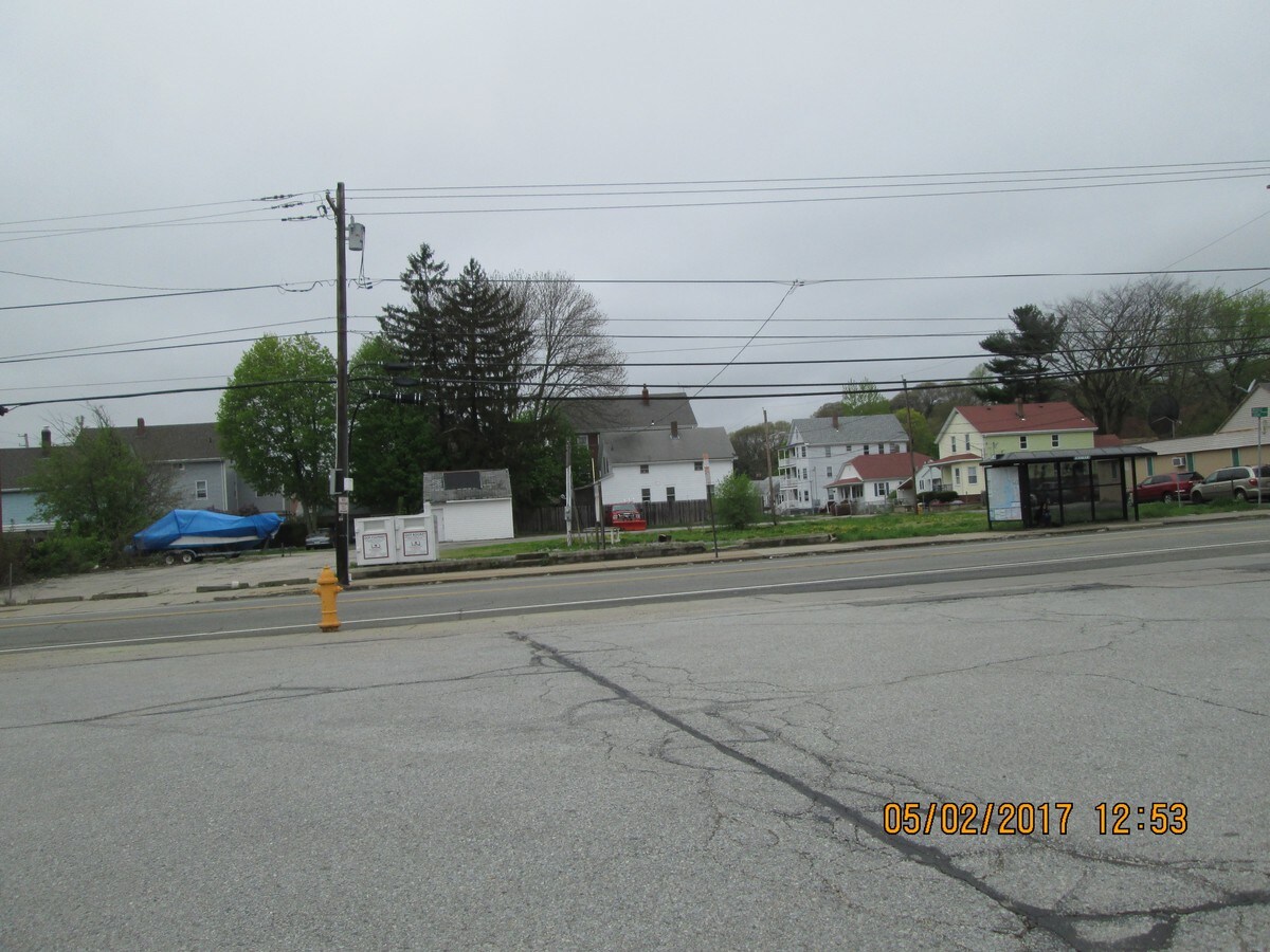 592596 Smithfield Ave, Pawtucket, RI 02860