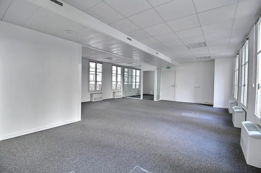 39 Rue Saint-Lazare, Paris for lease - Interior Photo - Image 3 of 13