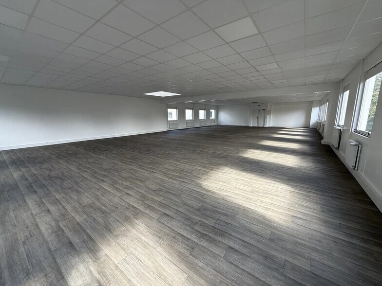 9 Chaussée Jules César, Osny for sale - Interior Photo - Image 2 of 5