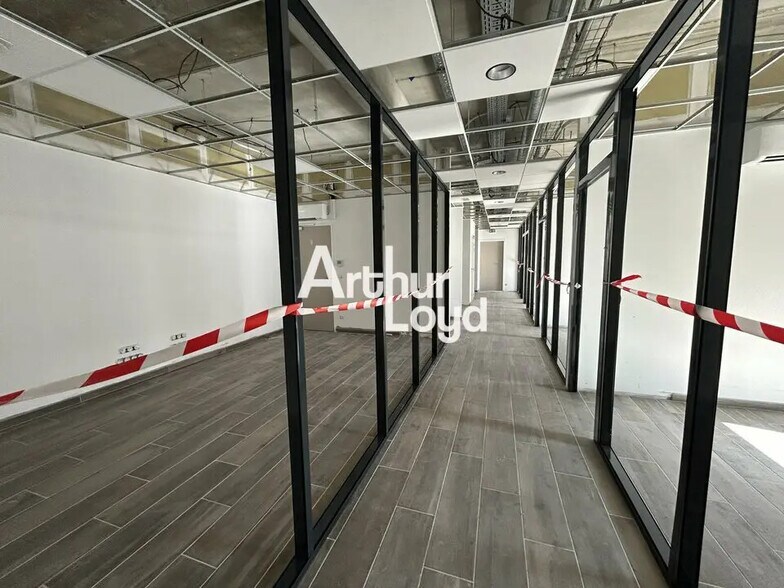 Office in Fréjus for lease - Building Photo - Image 3 of 11