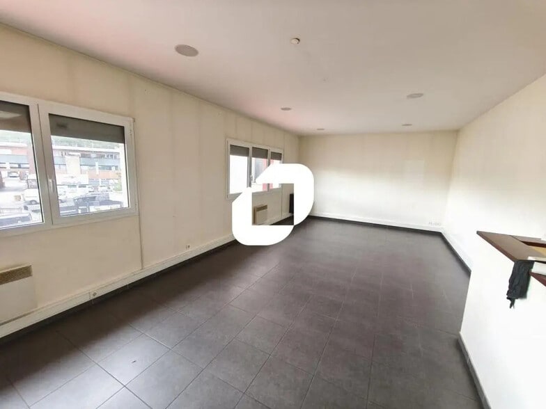 Flex in Neuilly-sur-Marne for lease - Interior Photo - Image 3 of 3