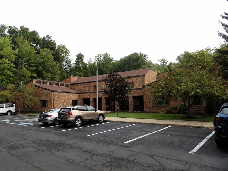 8445 Munson Rd, Mentor, OH for sale - Primary Photo - Image 1 of 16