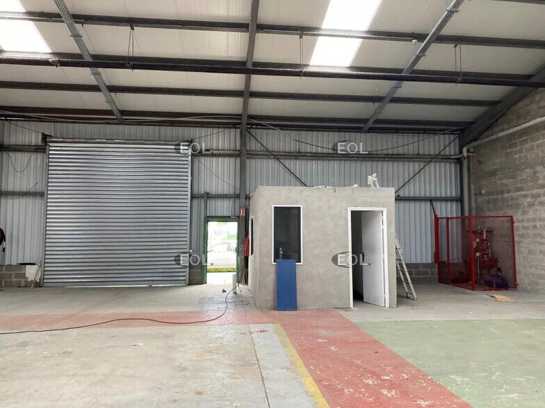 Flex in Servon for lease - Building Photo - Image 2 of 5