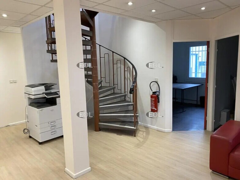 Office in Toussieu for lease - Interior Photo - Image 3 of 10