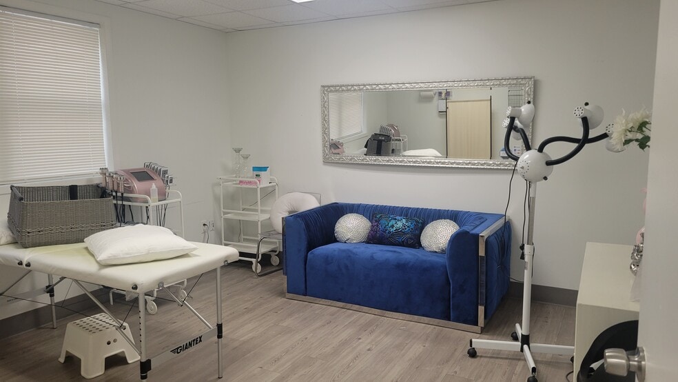 365 Broadway, Amityville, NY for lease - Building Photo - Image 3 of 19