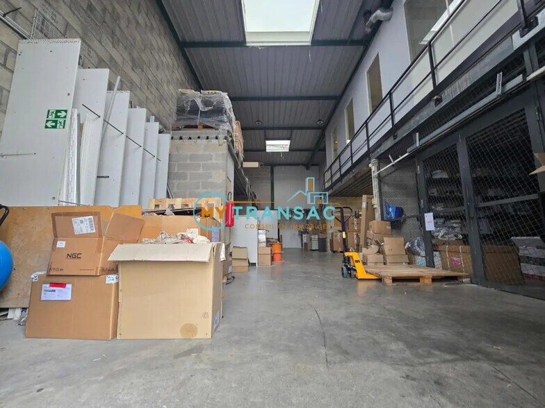 Industrial in Saint-Thibault-des-Vignes for sale - Interior Photo - Image 3 of 17