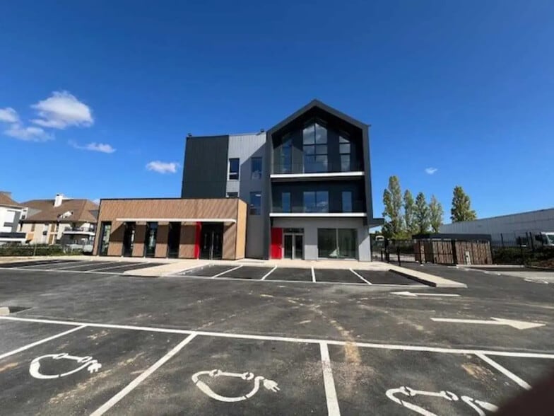 Flex in Plaisir for lease - Building Photo - Image 1 of 20