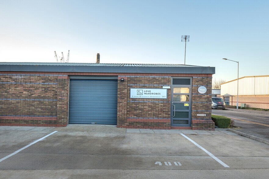 400 Montrose Ave, Slough for lease - Building Photo - Image 1 of 4