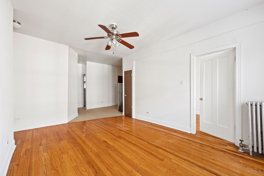 5900-5910 N Kenmore Ave, Chicago, IL for sale - Interior Photo - Image 2 of 6