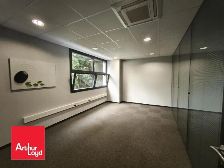 Office in Le Coudray for lease - Interior Photo - Image 2 of 2