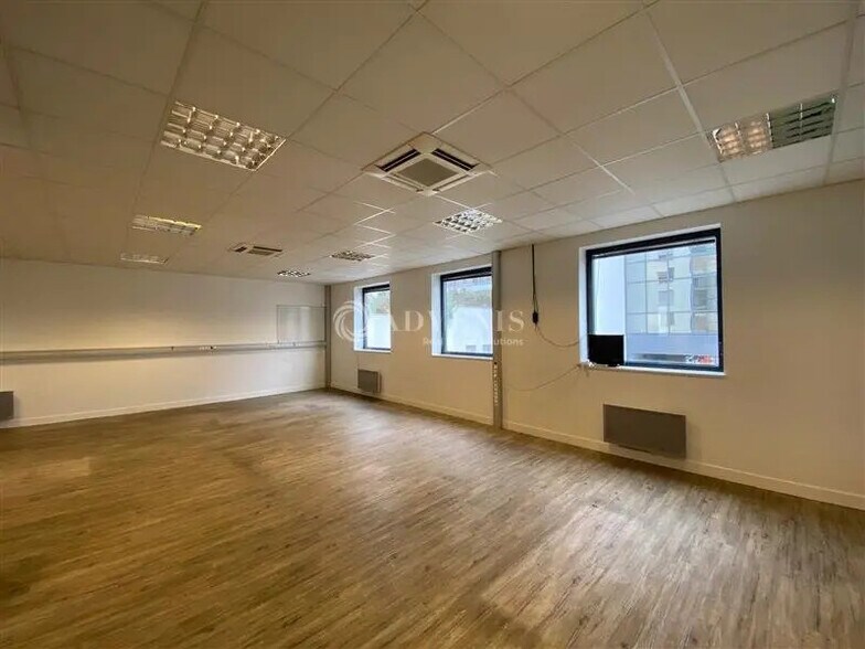 Office in Ivry-sur-Seine for lease - Interior Photo - Image 2 of 9