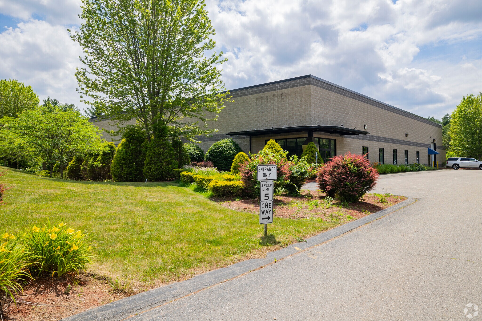 33 Constitution Dr, Hudson, NH for lease Building Photo- Image 1 of 16