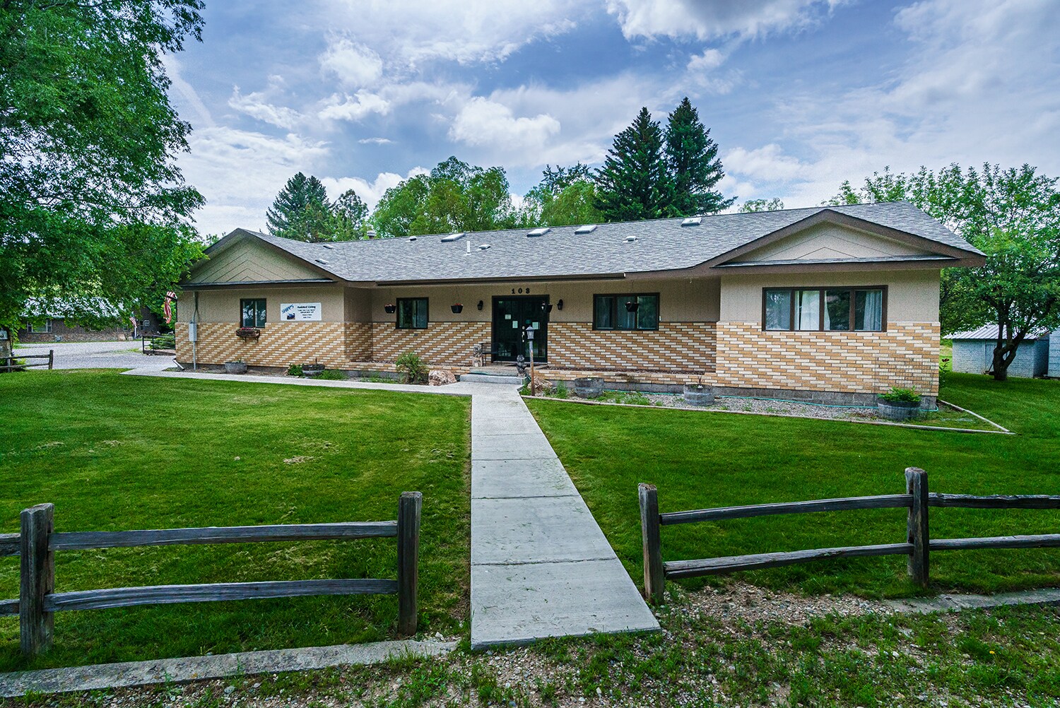 103 S Brook Ave, Absarokee, MT for sale Primary Photo- Image 1 of 1