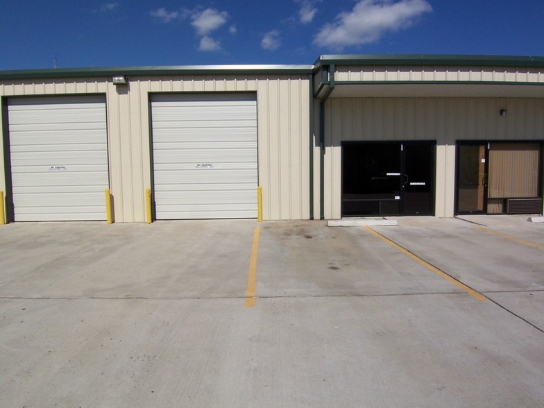 5041 Spencer Hwy, Pasadena, TX for lease - Building Photo - Image 1 of 4