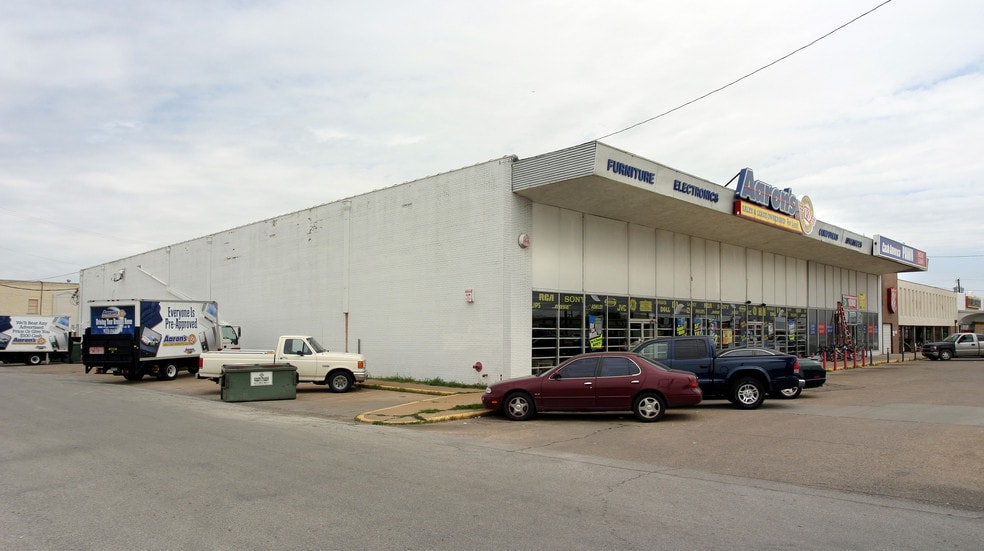 302-306 E Main St, Grand Prairie, TX for lease - Building Photo - Image 2 of 3